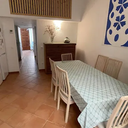 Apartament Spacious And Calm Close To The
